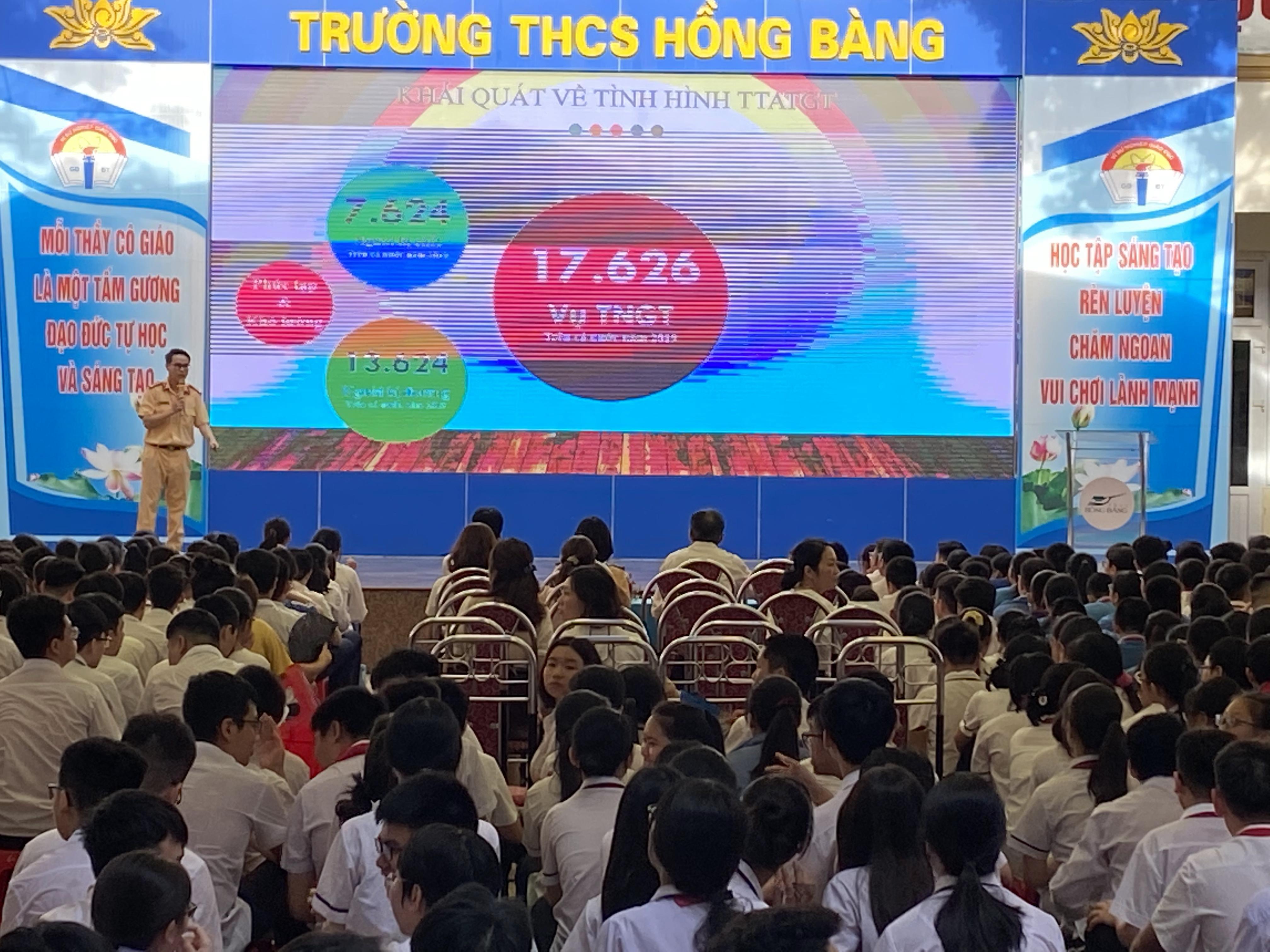 Phòng CSGT đường bộ- đường sắt tổ chức tuyên truyền Luật GTĐB cho hơn 1.100 học sinh và giáo viên trường THCS Hồng Bàng